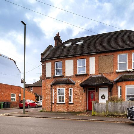 Family Home In Central Guildford With Parking Extérieur photo