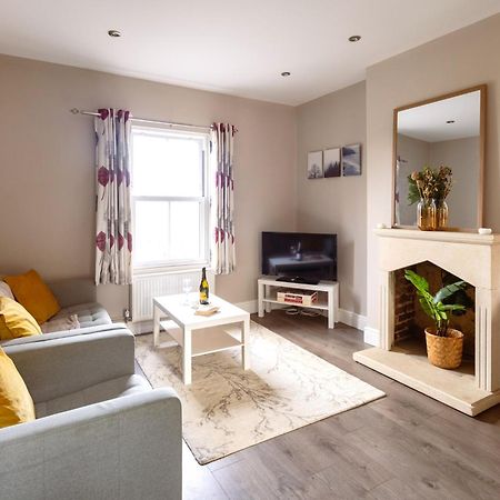 Family Home In Central Guildford With Parking Extérieur photo
