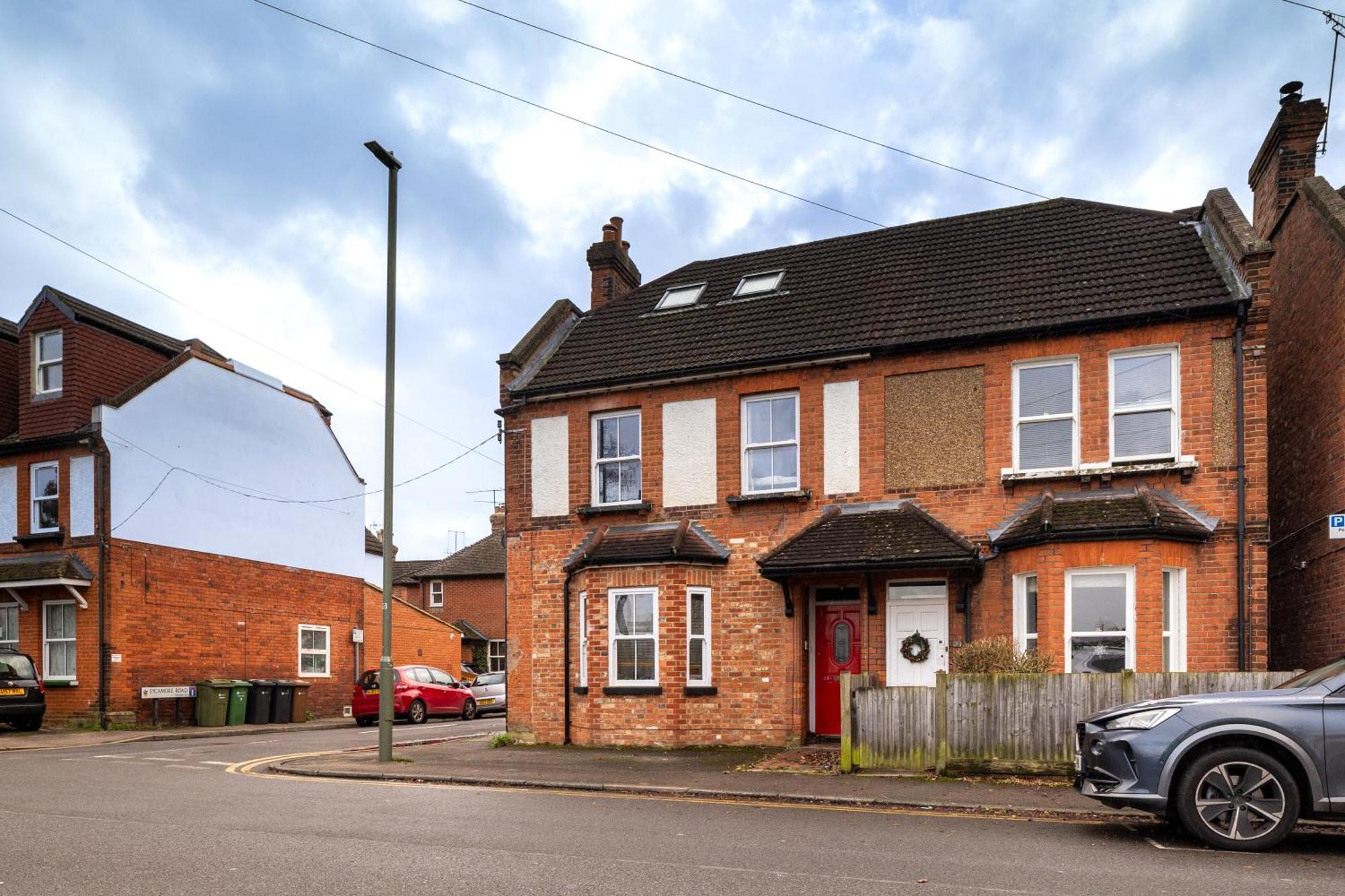 Family Home In Central Guildford With Parking Extérieur photo
