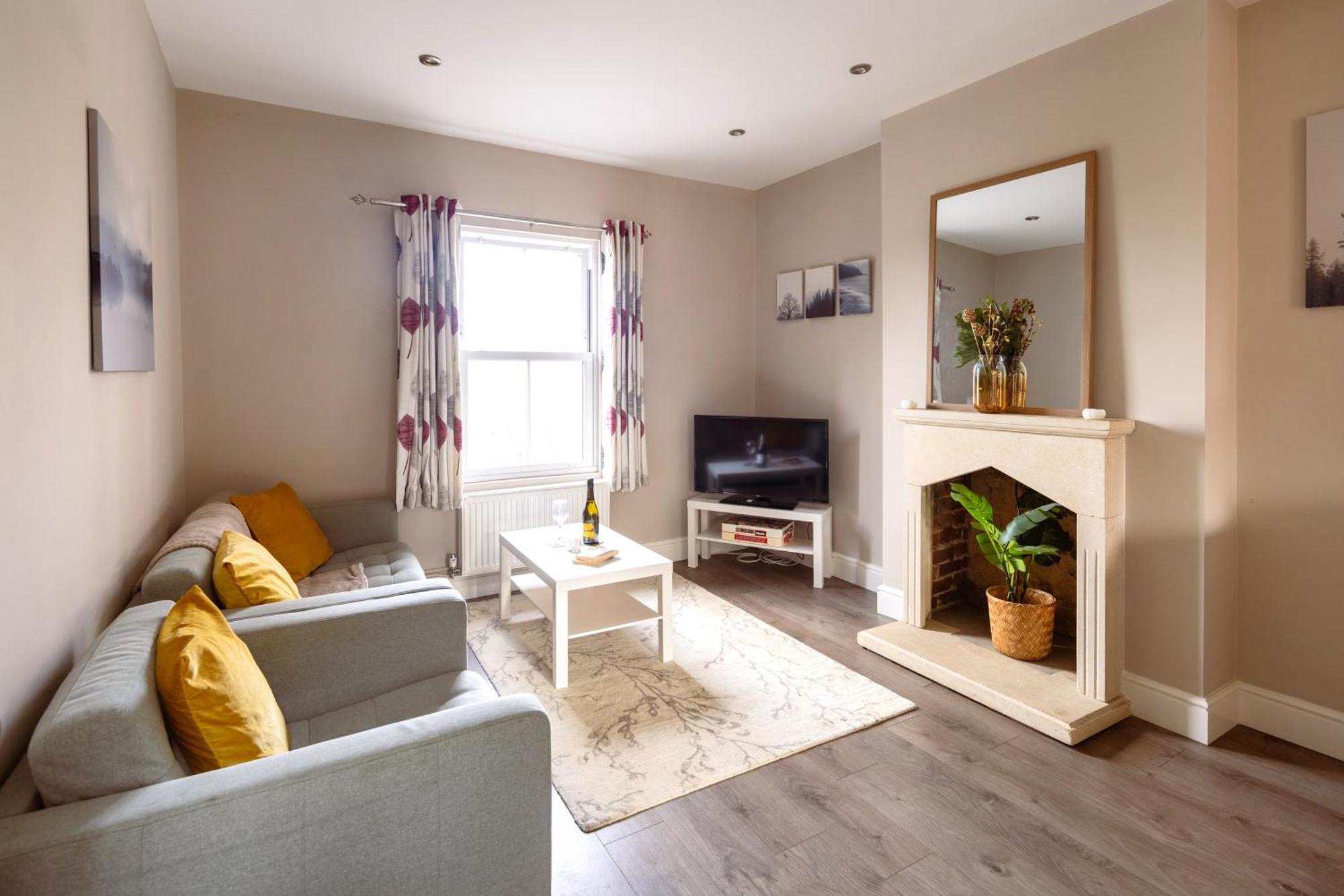 Family Home In Central Guildford With Parking Extérieur photo