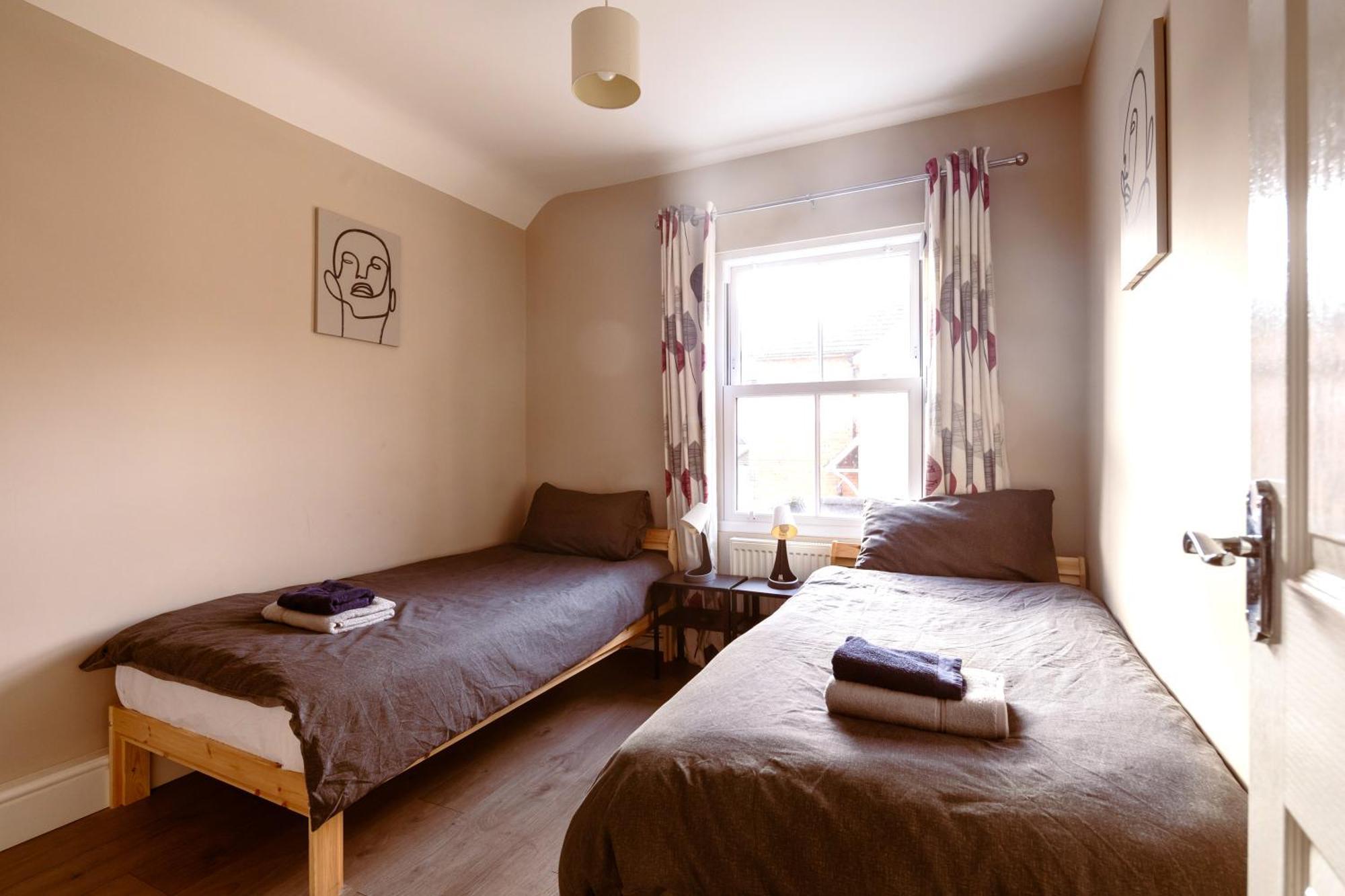 Family Home In Central Guildford With Parking Extérieur photo