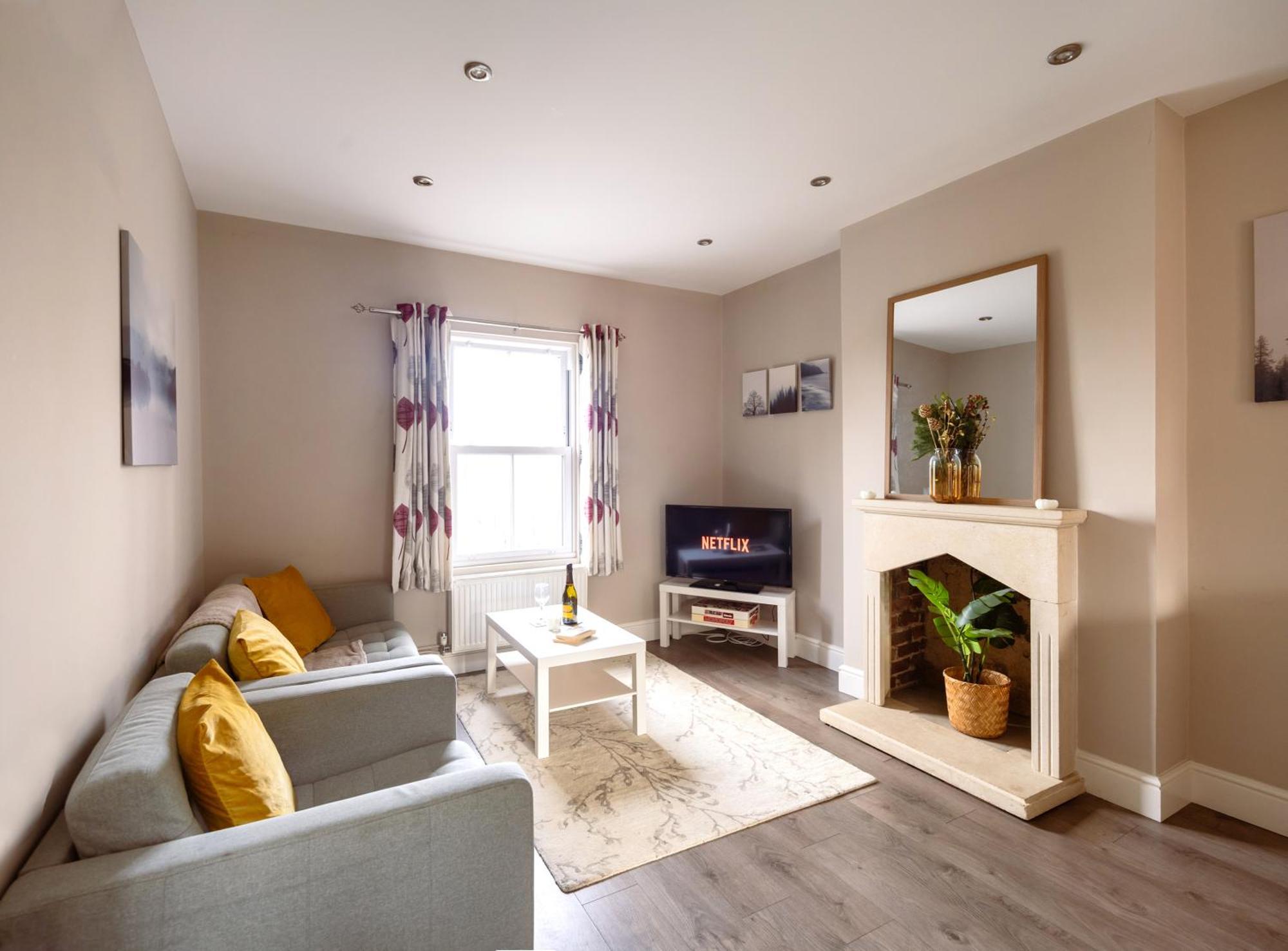 Family Home In Central Guildford With Parking Extérieur photo