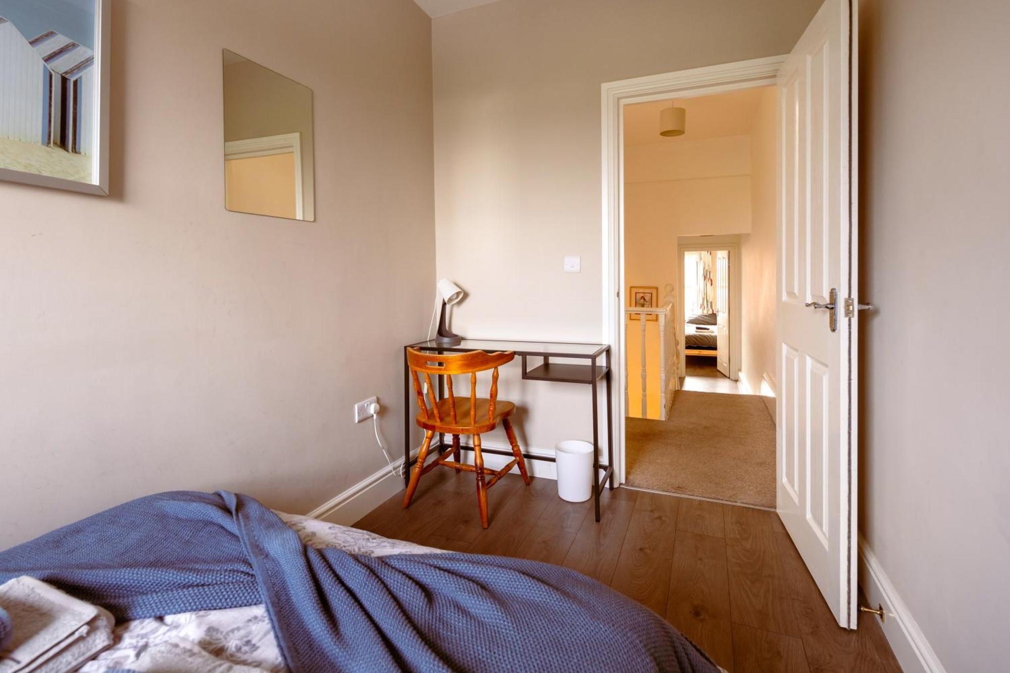 Family Home In Central Guildford With Parking Extérieur photo