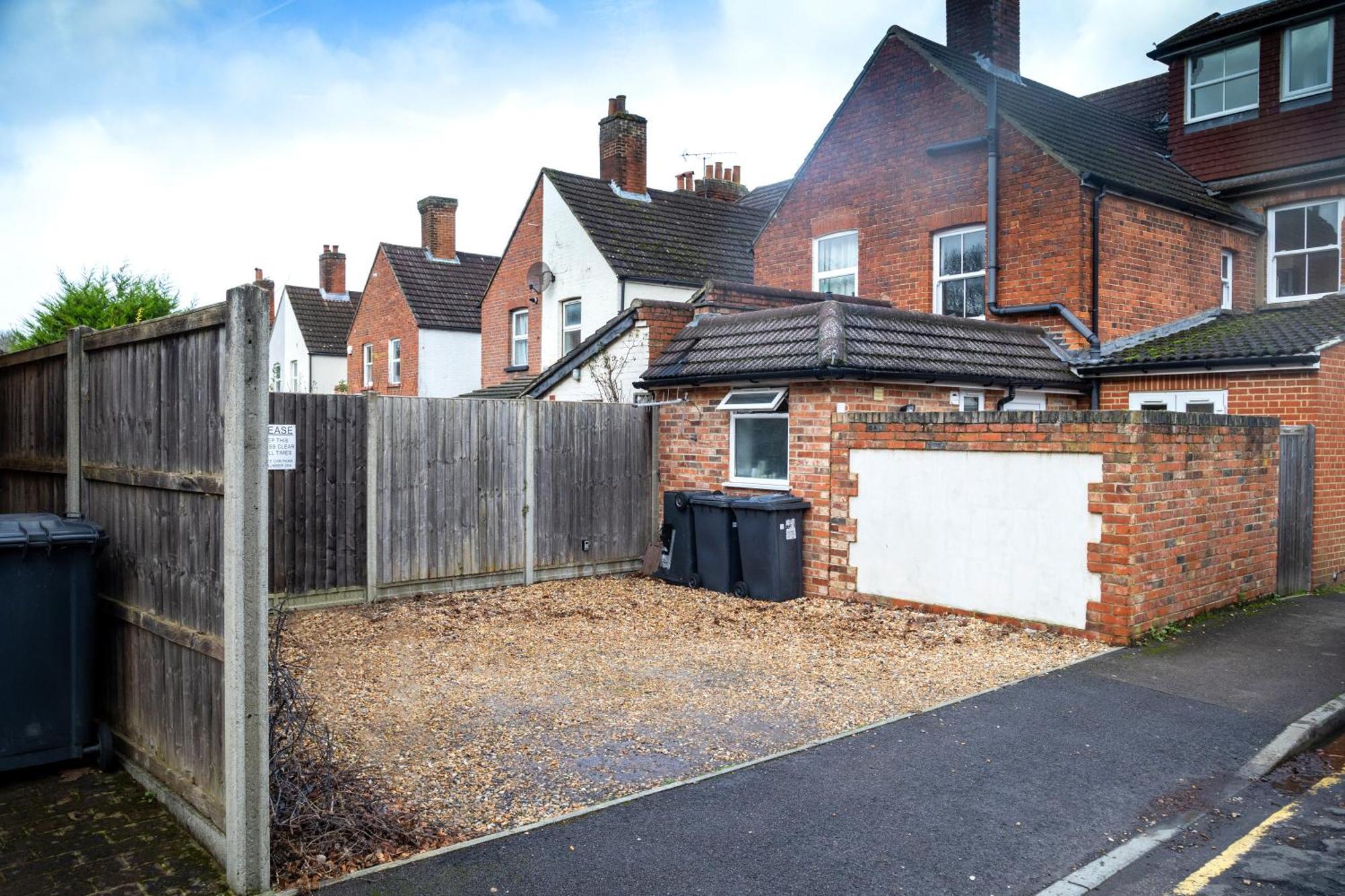 Family Home In Central Guildford With Parking Extérieur photo