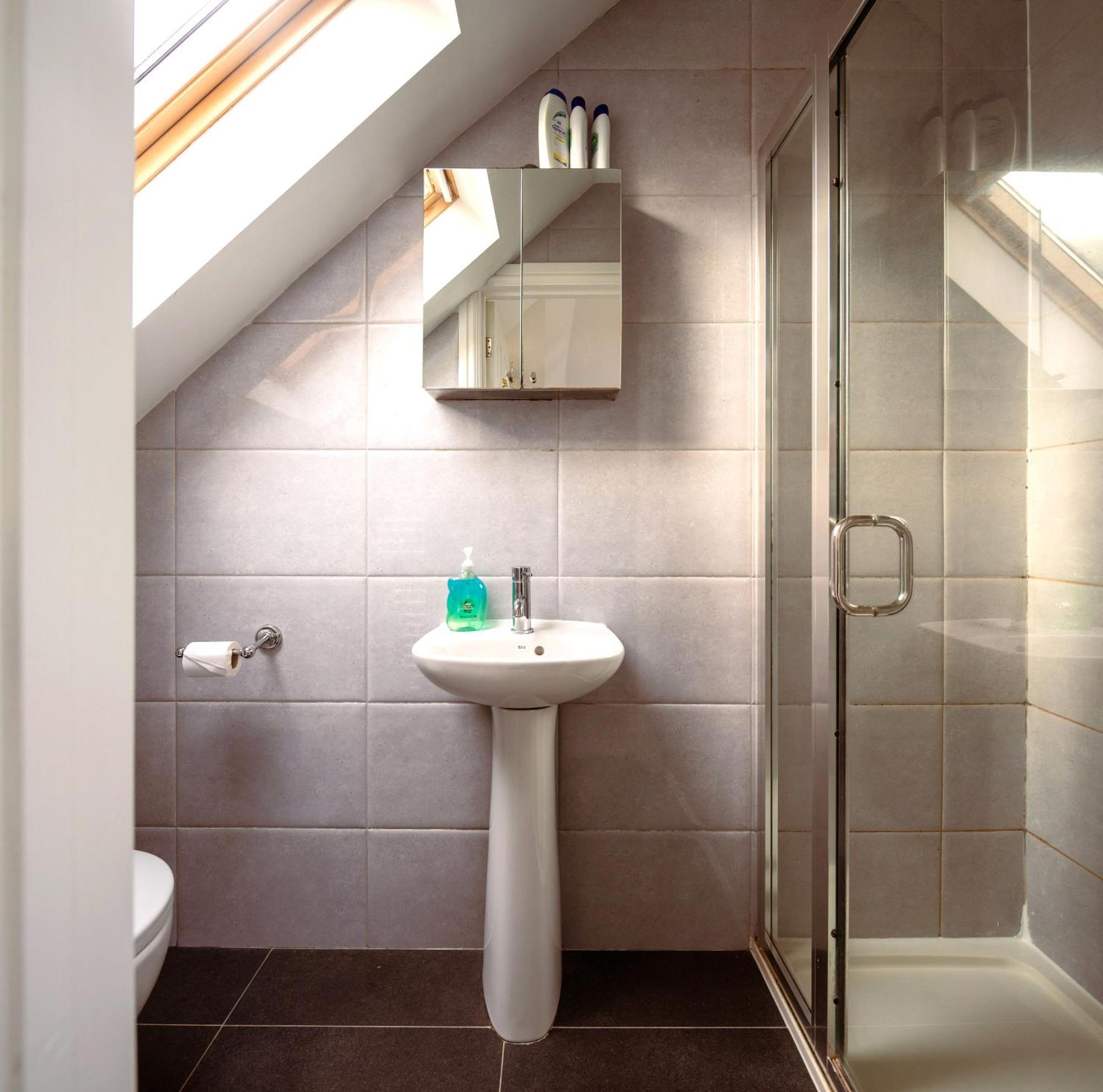 Family Home In Central Guildford With Parking Extérieur photo