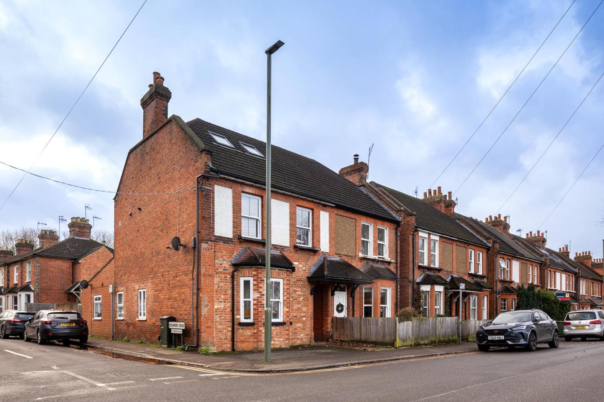 Family Home In Central Guildford With Parking Extérieur photo