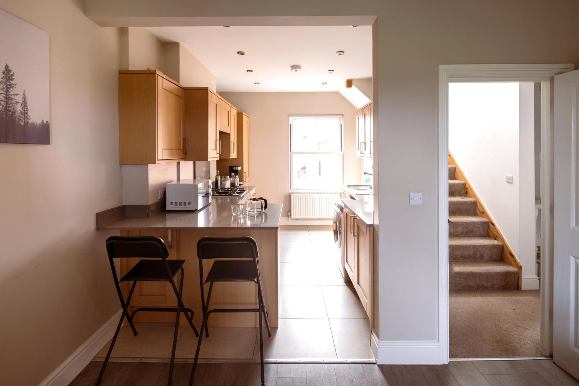 Family Home In Central Guildford With Parking Extérieur photo