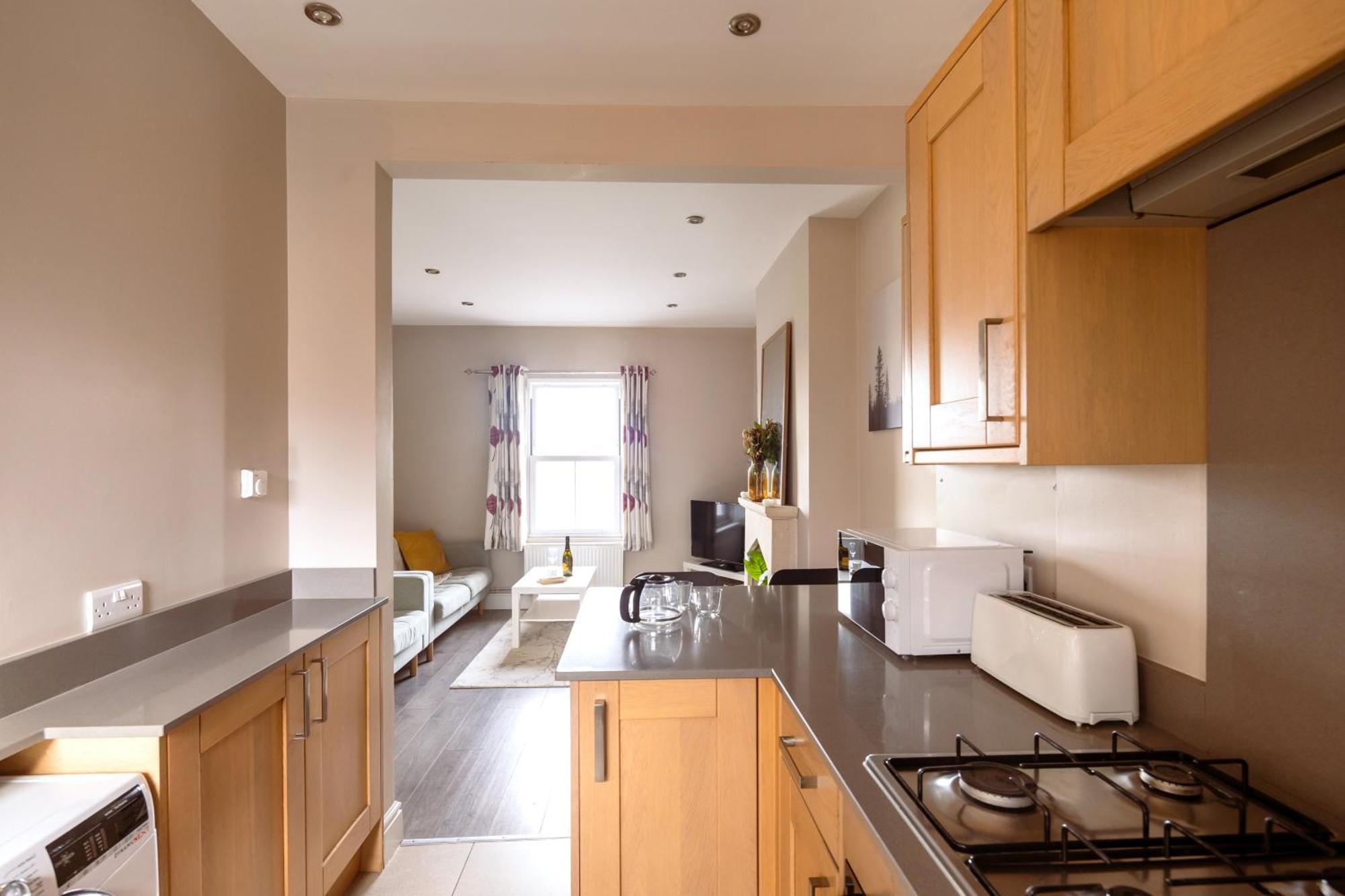 Family Home In Central Guildford With Parking Extérieur photo
