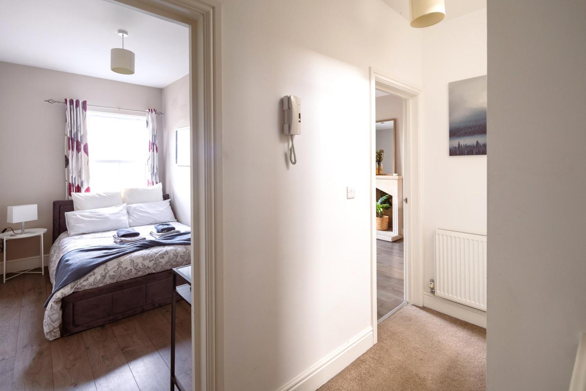 Family Home In Central Guildford With Parking Extérieur photo