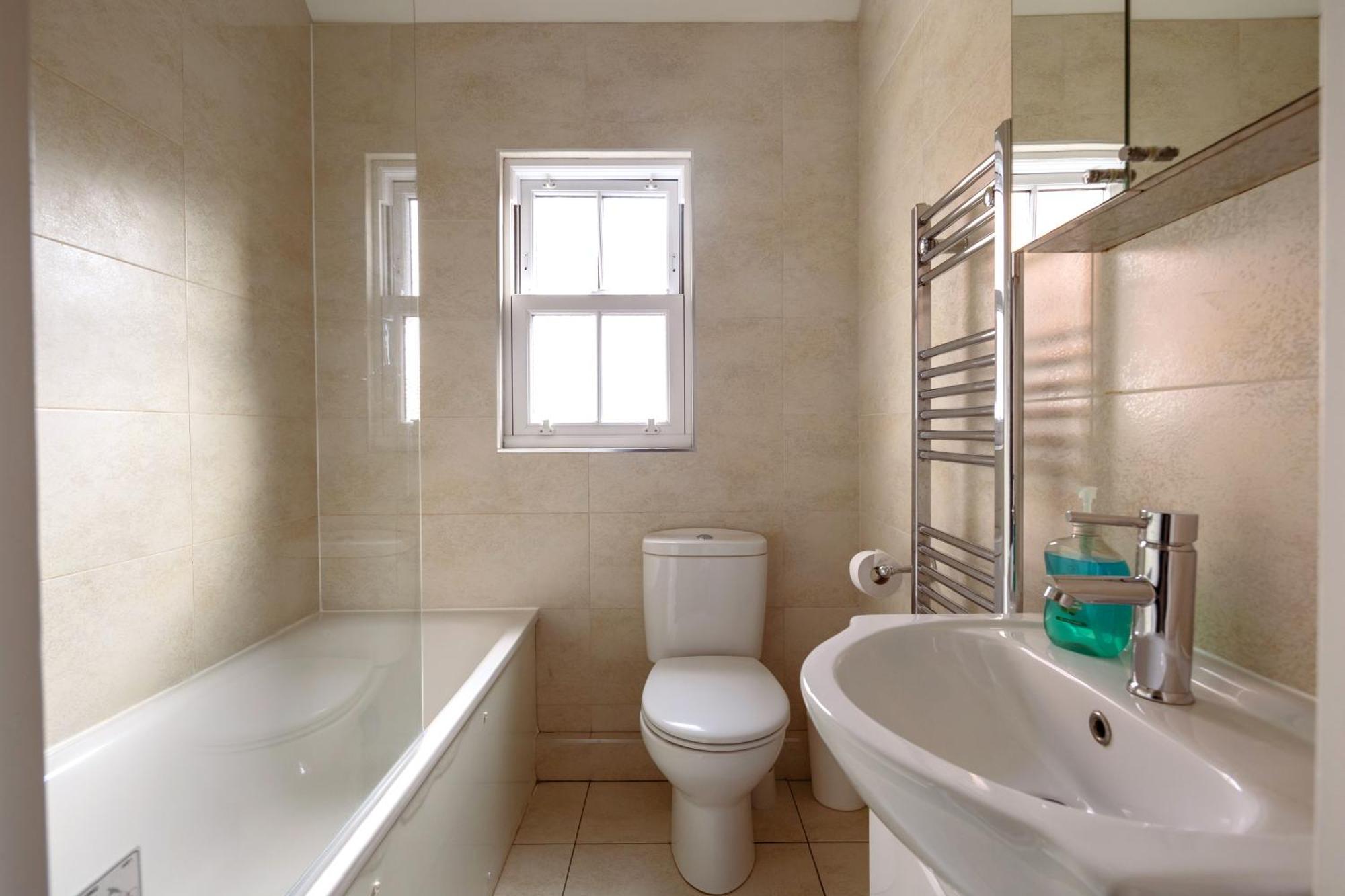 Family Home In Central Guildford With Parking Extérieur photo