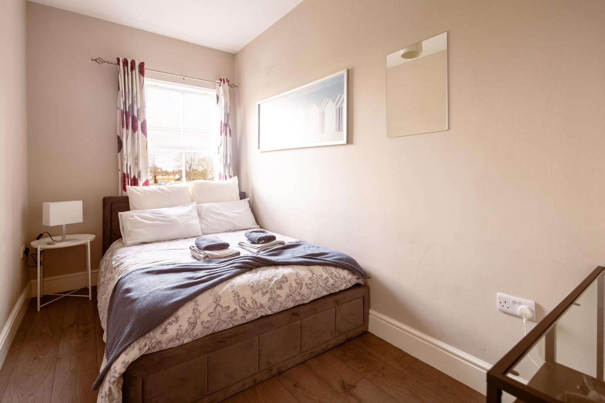 Family Home In Central Guildford With Parking Extérieur photo