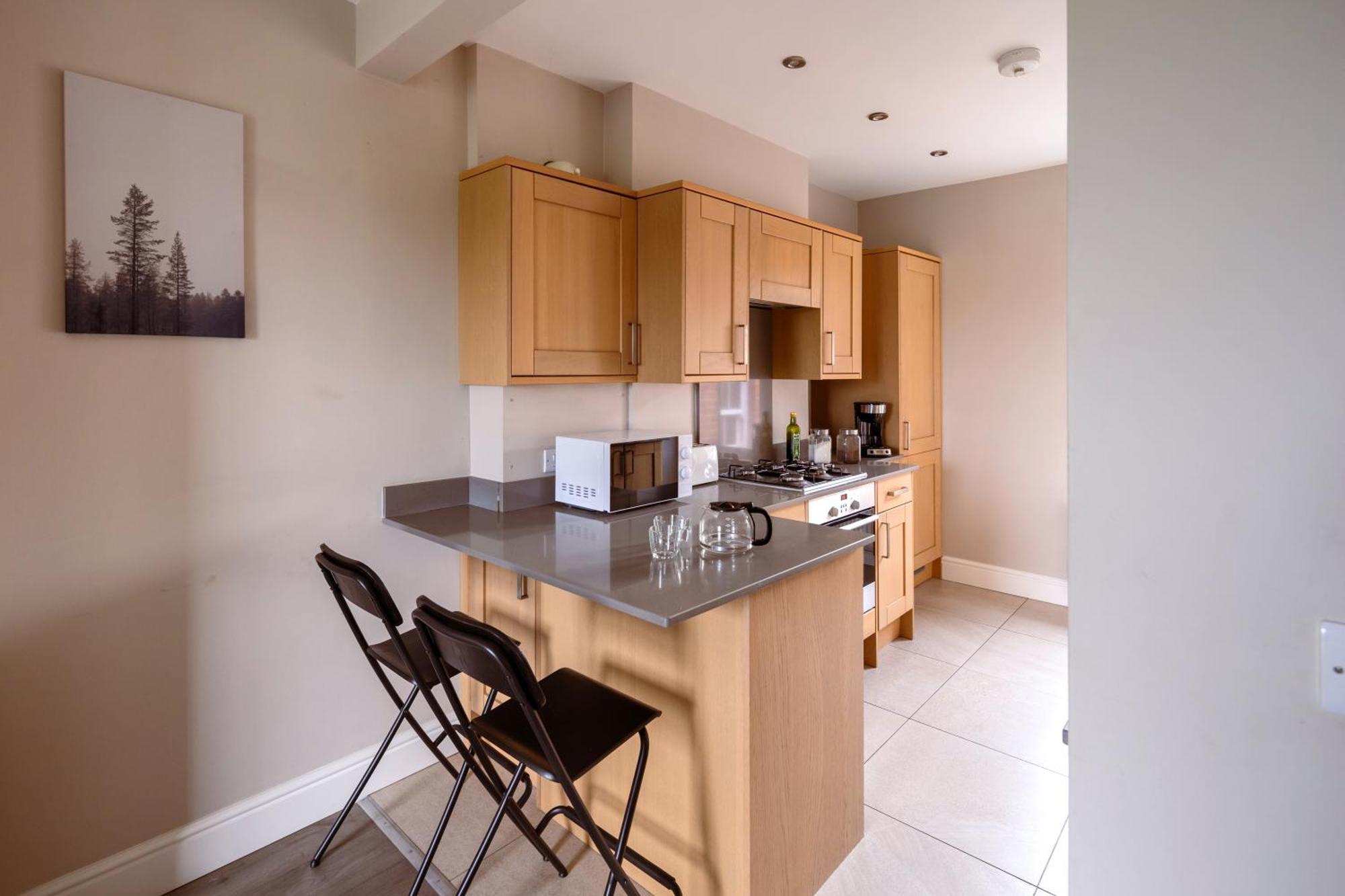Family Home In Central Guildford With Parking Extérieur photo