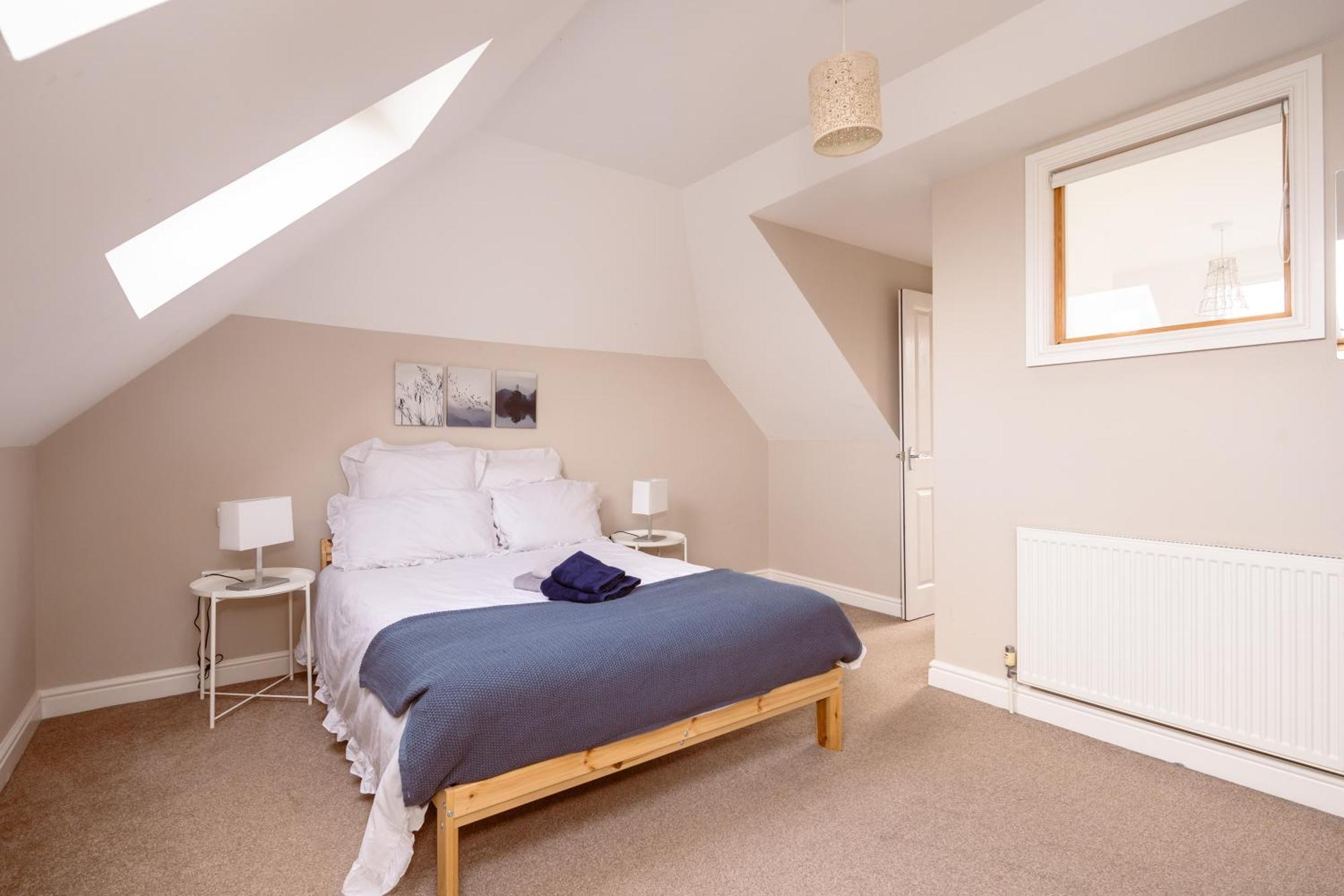 Family Home In Central Guildford With Parking Extérieur photo